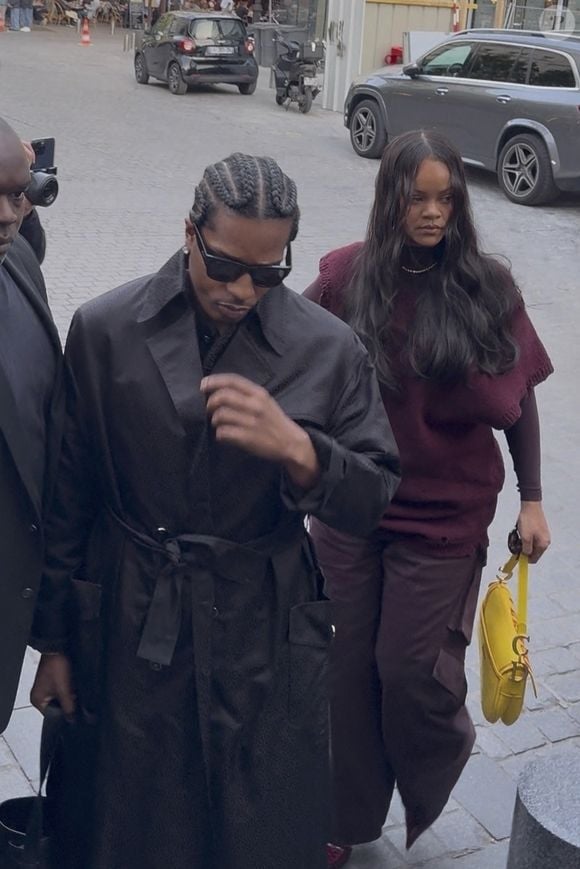 Rihanna et ASAP Rocky ont été vus au restaurant Siena à Paris. Le couple profite d'une sortie décontractée pour passer du temps ensemble dans la ville. @Backgrid USA / Bestimage Vendetta dailly / BACKGRID