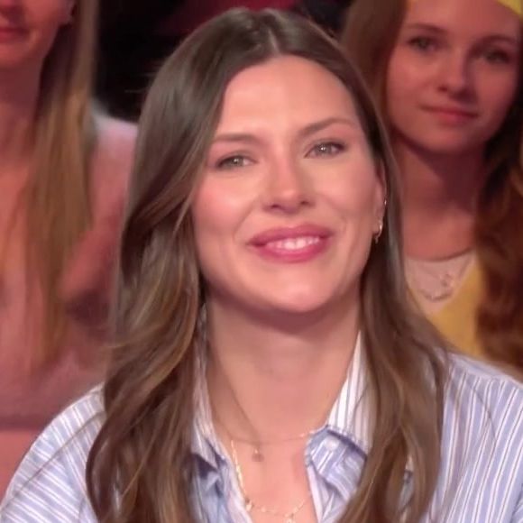 La jeune maman partage ses difficultés avec humour et sincérité.

Camille Cerf a été profondément bouleversée par un adorable message de sa maman et sa soeur. Capture d'écran France 2