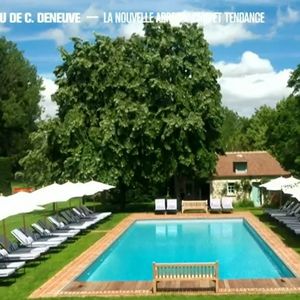 Comprenant aujourd'hui piscine, spa et restaurant

Le domaine de Catherine Deneuve en Normandie. @ TF1 / 50'Inside
