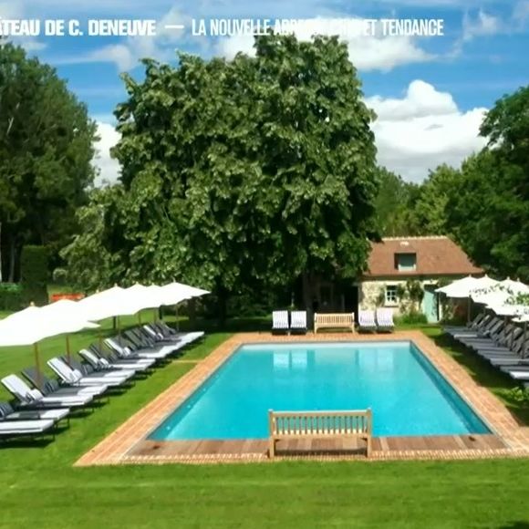 Comprenant aujourd'hui piscine, spa et restaurant

Le domaine de Catherine Deneuve en Normandie. @ TF1 / 50'Inside