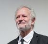 Si les murs de l'appartement sont d'un blanc immaculé, les lieux abritent des symboles forts de sa carrière comme un buste de Molière et un arbre baptisé "Louis Jouvet".  

Francis Huster présente en avant-première sa nouvelle création « Un cancre au paradis - Francis Huster célèbre Sacha Guitry » à l'occasion du Festival Les Hérault du Cinéma et de la Télévision 2026 au Cap d'Agde le 21 juin2026.

© Anne-Sohie Guebey / Bestimage