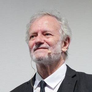 Si les murs de l'appartement sont d'un blanc immaculé, les lieux abritent des symboles forts de sa carrière comme un buste de Molière et un arbre baptisé "Louis Jouvet".  

Francis Huster présente en avant-première sa nouvelle création « Un cancre au paradis - Francis Huster célèbre Sacha Guitry » à l'occasion du Festival Les Hérault du Cinéma et de la Télévision 2026 au Cap d'Agde le 21 juin2026.

© Anne-Sohie Guebey / Bestimage