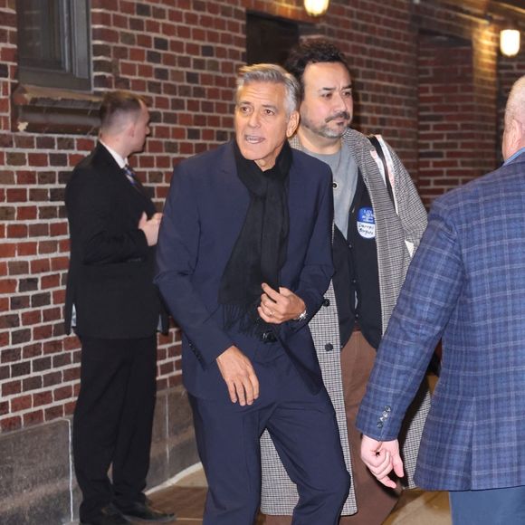 New York City, NY - L'acteur George Clooney sort du Late Show avec Stephen Colbert à New York City. La star hollywoodienne a fait un départ élégant après son apparition dans le talk-show de fin de soirée.

Backgrid USA / Bestimage