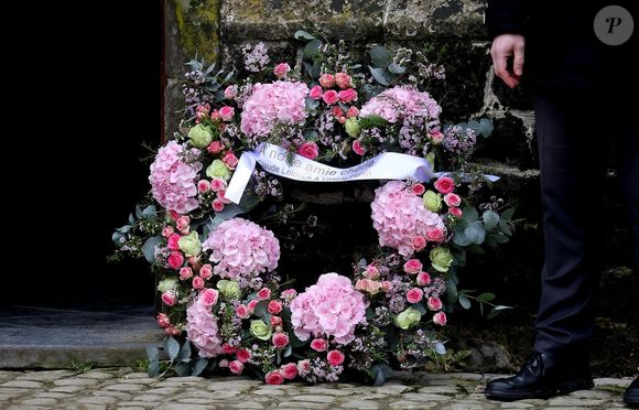 Couronne de fleurs de Claude Lelouch et Valérie Perrin aux obsèques de la baronne Myriam Ullens de Schooten, tuée par son beau-fils Nicolas, à l’église d’Ohain, dans l’entité de Lasne, Belgique le 7 avril 2023. © Dominique Jacovides / Bestimage
