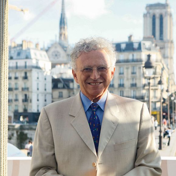 Exclusif - Nelson Monfort - Plateau de l'émission "Paris accueille la flamme Olympique" sur le parvis de l'hôtel de ville à Paris, diffusée en direct sur France 2 en marge du concert de la Place de la République à l'occasion du Relais de la Flamme olympique. © Christophe Clovis / Bestimage