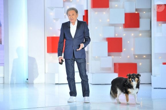 Exclusif - Michel Drucker et sa chienne Isia - Enregistrement de l'émission "Vivement dimanche Prochain" au studio Gabriel, présentée par Michel.Drucker . Diffusion sur France 2 le 25/04/2021 © Guillaume Gaffiot / Bestimage