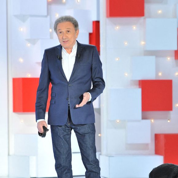 Exclusif - Michel Drucker et sa chienne Isia - Enregistrement de l'émission "Vivement dimanche Prochain" au studio Gabriel, présentée par Michel.Drucker . Diffusion sur France 2 le 25/04/2021 © Guillaume Gaffiot / Bestimage