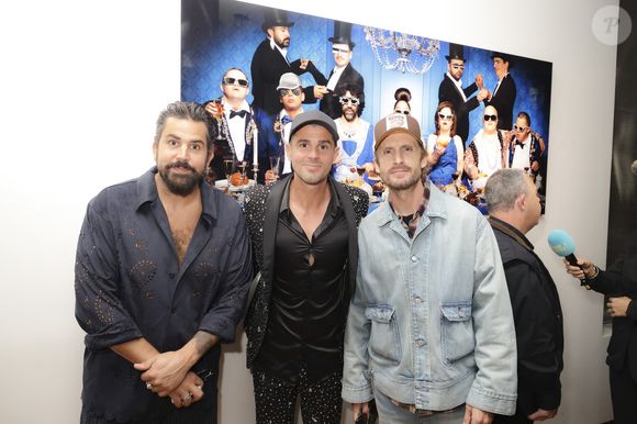 Artus, Philippe Lacheau, Philippe Shangti, lors de la présentation de l'œuvre "No Judgement here" de Philippe Shangti au studio Harcourt à Paris le 4 juin 2025. © Jack Tribeca / Bestimage