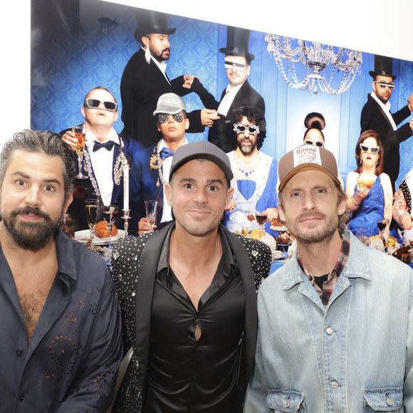 Artus, Philippe Lacheau, Philippe Shangti, lors de la présentation de l'œuvre "No Judgement here" de Philippe Shangti au studio Harcourt à Paris le 4 juin 2025. © Jack Tribeca / Bestimage