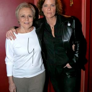 Exclusif - No Web - Muriel Robin et sa femme Anne Le Nen posent après la dernière de la pièce « Lapin » au Théâtre Édouard VII à Paris. Le 6 Janvier 2024. 
© Bertrand Rindoff / Bestimage