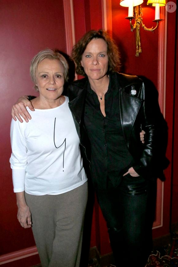 Exclusif - No Web - Muriel Robin et sa femme Anne Le Nen posent après la dernière de la pièce « Lapin » au Théâtre Édouard VII à Paris. Le 6 Janvier 2024. 
© Bertrand Rindoff / Bestimage