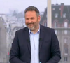 Bruce Toussaint a entrepris de féliciter sa chroniqueuse en fin d'émission pour le bébé qu'elle attend.
Bruce Toussaint dans la matinale "Bonjour !" sur TF1