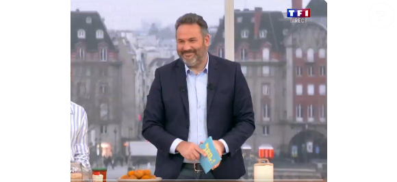 Bruce Toussaint a entrepris de féliciter sa chroniqueuse en fin d'émission pour le bébé qu'elle attend.

Bruce Toussaint dans la matinale "Bonjour !" sur TF1