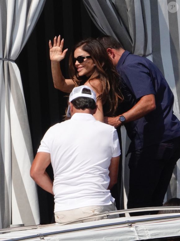 Jeff Bezos et sa fiancée Lauren Sanchez accostent devant le palace Aman à Venise, la veille de leur mariage (26 - 28 juin 2025), le 25 juin 2025. Tout juste débarqués de l'hélicoptère, le couple, dont le mariage a fait couler beaucoup d'encre, a rejoint le palace cinq étoiles, en prévision du grand jour. Backgrid UK/ Bestimage
