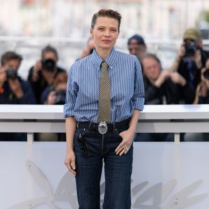 Pour casser le côté "costume cravate", elle a associé ce haut à un jean en denim brut taille haute, coupe droite, sublimé par une ceinture en cuir noir ornée d'une massive boucle ovale argentée. Et puis, à ses pieds, on devinait de discrets escarpins noirs à bouts pointus.

Mélanie Thierry au photocall du film "La Vie D'Une Femme" lors du 79ème Festival International du Film de Cannes, France, le 14 mai 2026. © Jacovides-Moreau/Bestimage