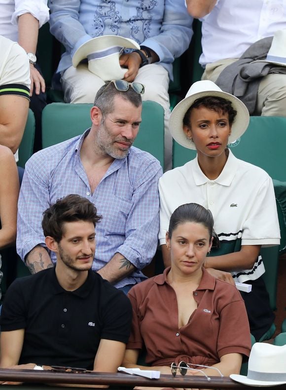 La reine de beauté a été en couple avec Jalil Lespert
Jalil Lespert, compagne Sonia Rolland, Pierre Niney et sa compagne Natasha Andrews dans les tribunes des Internationaux de France de Tennis de Roland Garros à Paris, le 10 juin 2018. © Dominique Jacovides - Cyril Moreau/Bestimage