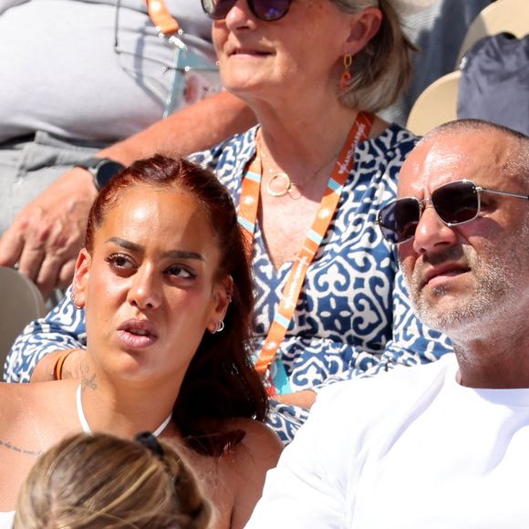Elle confie : "En fait, ça a expliqué plein de trucs chez moi que je mettais sur le compte peut-être parfois du mauvais caractère ou un peu trop têtue ou les obsessions."

Amel Bent et Patrick Antonelli dans les tribunes lors des Internationaux de France de Tennis de Roland Garros 2023. Paris, le 10 juin 2023. © Jacovides-Moreau / Bestimage