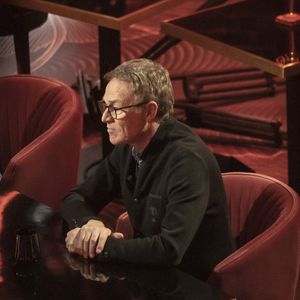 Christophe Hondelatte, entouré de Gaëtan Roussel, Amelle Chahbi, Stéphane Plaza, Michèle Rubirola, Djaïli Amadou Amal, Marc-Antoine Le Bret, Arthur Germain, Antoine Delie et Harold Barbé, participe à l’émission On est en direct, présentée par Laurent Ruquier et diffusée en direct sur France 2 à Paris, en France, le vingt mars deux mille vingt-et-un. Crédit : Jack Tribeca / Bestimage