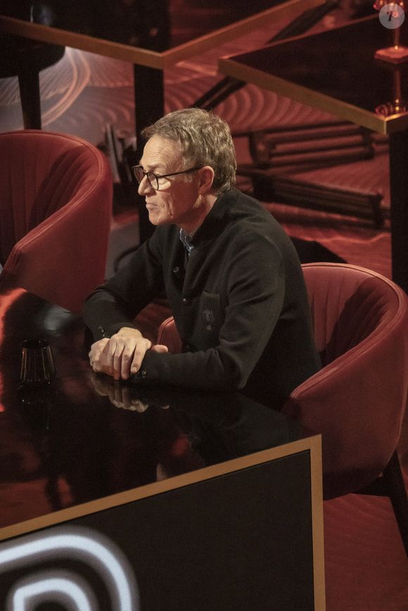 Christophe Hondelatte, entouré de Gaëtan Roussel, Amelle Chahbi, Stéphane Plaza, Michèle Rubirola, Djaïli Amadou Amal, Marc-Antoine Le Bret, Arthur Germain, Antoine Delie et Harold Barbé, participe à l’émission On est en direct, présentée par Laurent Ruquier et diffusée en direct sur France 2 à Paris, en France, le vingt mars deux mille vingt-et-un. Crédit : Jack Tribeca / Bestimage