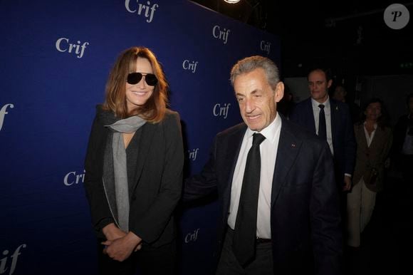 Nicolas Sarkozy et Carla Bruni Sarkozy lors d'une cérémonie organisée par le Conseil des institutions juives de France (CRIF) en hommage aux victimes des attentats du Hamas du 7 octobre 2023 contre Israël, à l'occasion du premier anniversaire de l'événement, à Paris, le 7 octobre 2024. 

© Jack Tribeca / Bestimage