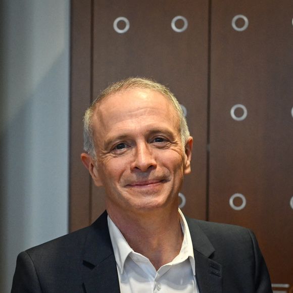 Le présentateur et créateur de contenus Samuel Etienne arrive pour son audition devant la Commission d'enquête sur la neutralité, le fonctionnement et le financement de l'audiovisuel public à l'Assemblée nationale française à Paris le 24 février 2026. Photo par Firas Abdullah/ABACAPRESS.COM