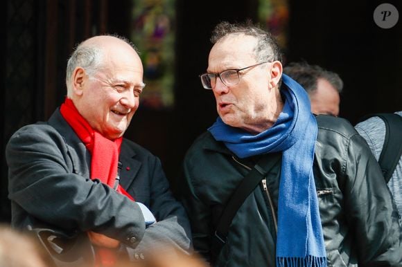 Claude Lemesle et Julien Lepers à la sortie des obsèques du producteur Humbert Ibach (Mémé Ibach), figure du disque et de la TV des années 70/90, en l’église Notre Dame d’Auteuil à Paris, France, le 12 mai 2025. © Christophe Clovis/Bestimage
