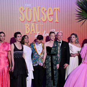 Charlotte Casiraghi, Beatrice Borromeo, Alexandra de Hanovre, Andrea Casiraghi et son épouse Tatiana mais aussi le prince Albert étaient présents lors de cet événement.

Béatrice Borroméo, Andréa Casiraghi, sa femme Tatiana Santo Domingo, Charlotte Casiraghi, Blanca Li, Christian Louboutin, la princese Charlene de Monaco le prince Albert II de Monaco, la princesse Caroline de Hanovre, la princesse Alexandra de Hanovre et son compagnon Ben Sylvester Strautmann durant la 69ème édition du Bal de la Rose dans la Salle des Étoiles du Sporting Monte-Carlo à Monaco, le 29 mars 2025.
© Bruno Bebert / Pool Monaco / Bestimage