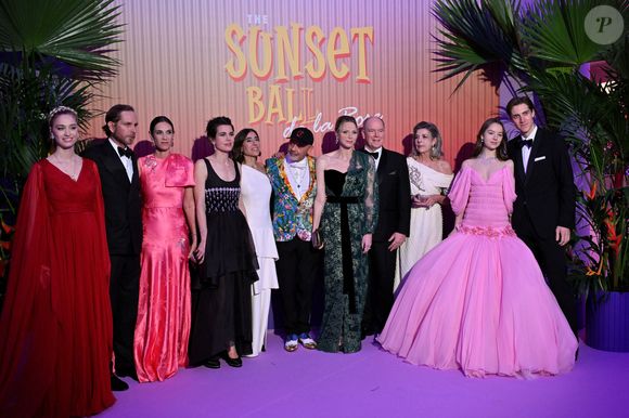 Charlotte Casiraghi, Beatrice Borromeo, Alexandra de Hanovre, Andrea Casiraghi et son épouse Tatiana mais aussi le prince Albert étaient présents lors de cet événement.

Béatrice Borroméo, Andréa Casiraghi, sa femme Tatiana Santo Domingo, Charlotte Casiraghi, Blanca Li, Christian Louboutin, la princese Charlene de Monaco le prince Albert II de Monaco, la princesse Caroline de Hanovre, la princesse Alexandra de Hanovre et son compagnon Ben Sylvester Strautmann durant la 69ème édition du Bal de la Rose dans la Salle des Étoiles du Sporting Monte-Carlo à Monaco, le 29 mars 2025.
© Bruno Bebert / Pool Monaco / Bestimage