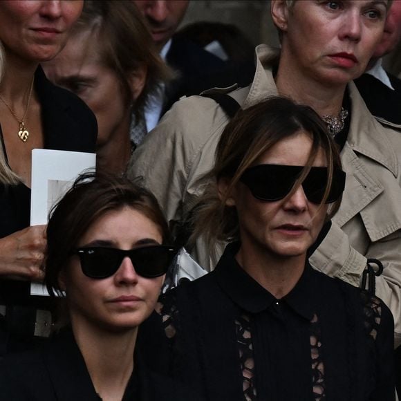 Clotilde Courau et sa fille Vittoria de Savoie - Sortie des obsèques de Mathilde Favier en l'église Saint-Sulpice à Paris, le 31 août 2026.