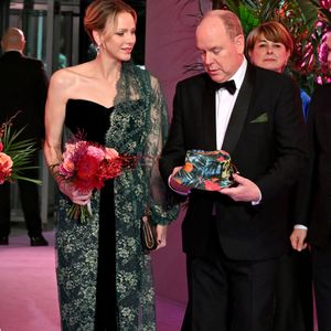 La princesse Charlene de Monaco et le prince Albert II de Monaco durant la 69ème édition du Bal de la Rose dans la Salle des Étoiles du Sporting Monte-Carlo à Monaco, le 29 mars 2025.
Cette année encore, c'est Christian Louboutin qui est le directeur artistique de l'événement dont le thème est "Sunset Bal" dans un décor qui a plongé les invités dans les Caraibes. © Bruno Bebert / Pool Monaco / Bestimage