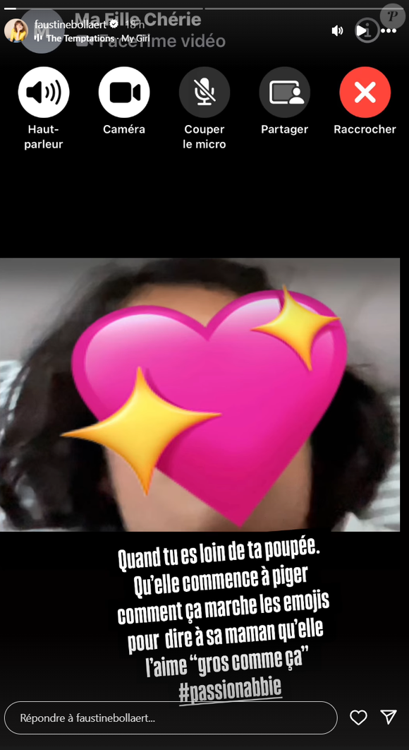 La fillette, nommée "Ma fille chérie" dans les contacts de l’animatrice, avait alors un énorme emoji cœur rose sur le visage. "Quand tu es loin de ta poupée. Qu’elle commence à piger comment ça marche les émojis pour dire à sa maman qu’elle l’aime “gros comme ça”" a écrit Faustine Bollaert en légende.

Faustine Bollaert partage sur Instagram une capture d'écran d'un appel vidéo passé avec sa fille Abbie le vendredi 1er août 2025.