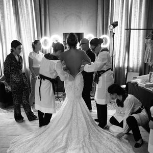 La robe, corsetée, couverte de dentelle italienne et dotée de manches longues transparentes, est une œuvre d’art...

Lauren Sanchez a épousé le milliardaire et patron d'Amazon Jeff Bezos à Venise dans une robe Dolce & Gabbana. Le 27 juin 2025