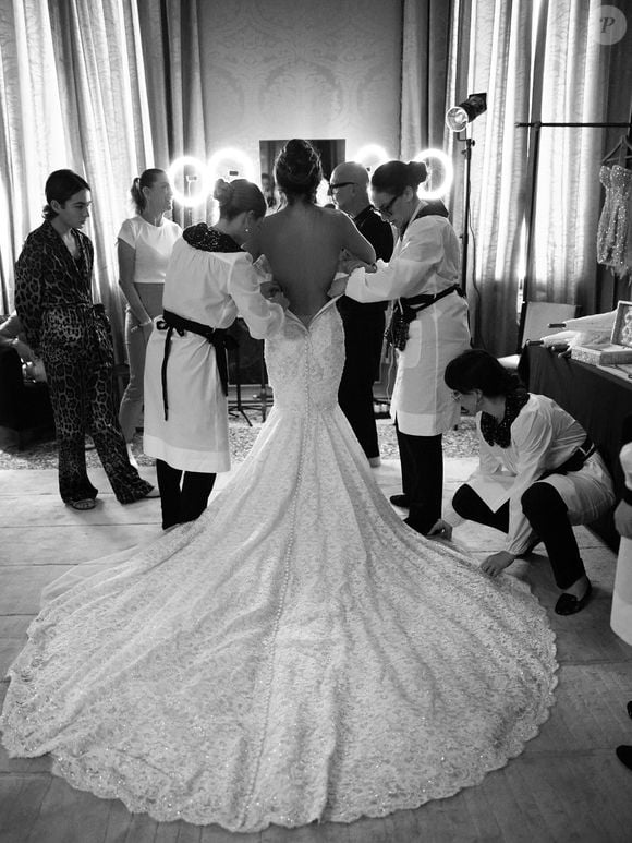 La robe, corsetée, couverte de dentelle italienne et dotée de manches longues transparentes, est une œuvre d’art...

Lauren Sanchez a épousé le milliardaire et patron d'Amazon Jeff Bezos à Venise dans une robe Dolce & Gabbana. Le 27 juin 2025