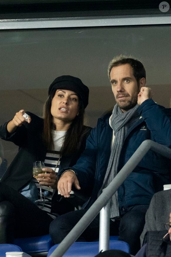 Richard Gasquet et sa compagne Clementine dans les tribunes lors de la demi-finale de la Coupe du Monde de Rugby opposant l'Argentine à la Nouvelle Zélande (6 - 44) au Stade de France à Saint-Denis, France, le 20 octobre 2023. © Cyril Moreau/Bestimage