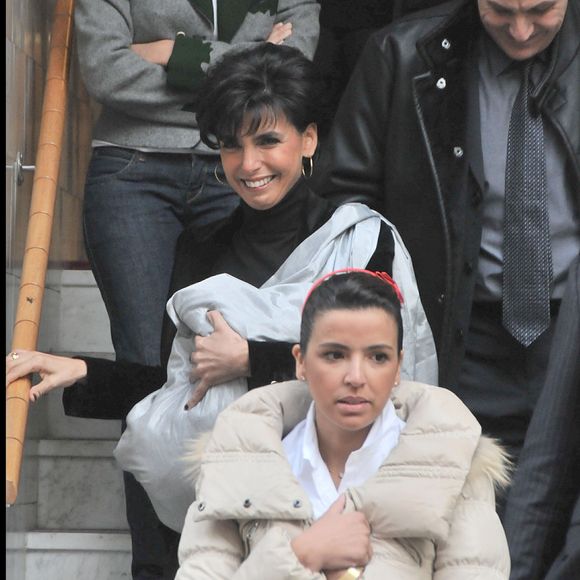 Rachida Dati est l'heureuse maman d'une fille.

Rachida Dati sort de la clinique de La Muette avec sa fille Zohra, entourée de ses gardes du corps, de sa soeur Nadia et de sa nièce Sanna. © Bestimage