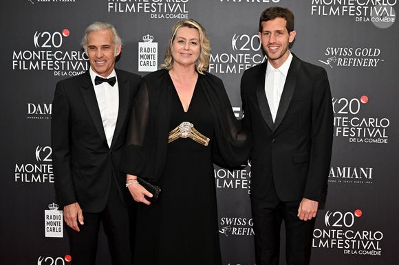 Paul, Luana et Victor Belmondo durant la soirée de clôture du 20eme Monte Carlo Film Festival de la Comédie, au Grimaldi Forum à Monaco. Le 29 avril 2023.
© Bruno Bebert / Bestimage
Le Monte Carlo Film Festival de la Comédie est un festival international entièrement dédié à la comédie. Chaque année, cet événement bénéficie de la participation de personnalités du monde de la comédie et du divertissement international, de grands réalisateurs et artistes de renommée mondiale. Ce festival a été conçu et est dirigé par E.Greggio.