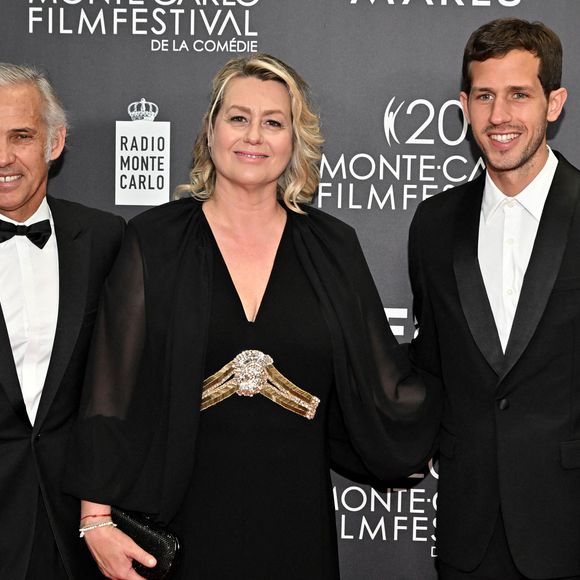 Paul, Luana et Victor Belmondo durant la soirée de clôture du 20eme Monte Carlo Film Festival de la Comédie, au Grimaldi Forum à Monaco. Le 29 avril 2023.
© Bruno Bebert / Bestimage
Le Monte Carlo Film Festival de la Comédie est un festival international entièrement dédié à la comédie. Chaque année, cet événement bénéficie de la participation de personnalités du monde de la comédie et du divertissement international, de grands réalisateurs et artistes de renommée mondiale. Ce festival a été conçu et est dirigé par E.Greggio.