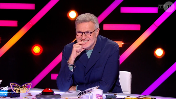 L'Autruche démasquée dans "Mask Singer 2025" par Chantal Ladesou et Laurent Ruquier. Il s'agit de Jeanfi Janssens. Emission du 2 mai 2025.