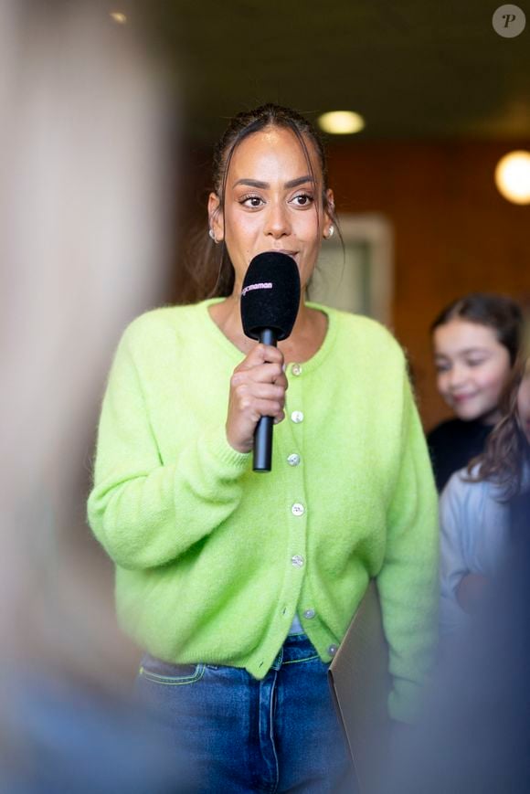 Exclusif - La chanteuse française Amel Bent lors de la lecture de la dictée ELA, avec le texte "L'oubliée" écrit spécialement par Valérie Perrin pour la 22ème édition de la campagne "Mets tes baskets et bats la maladie" en soutien à l'Association Européenne de Leucodystrophie (ELA) à l'école de Bougival, France, le 14 octobre 2025. © Pierre Perusseau/Bestimage