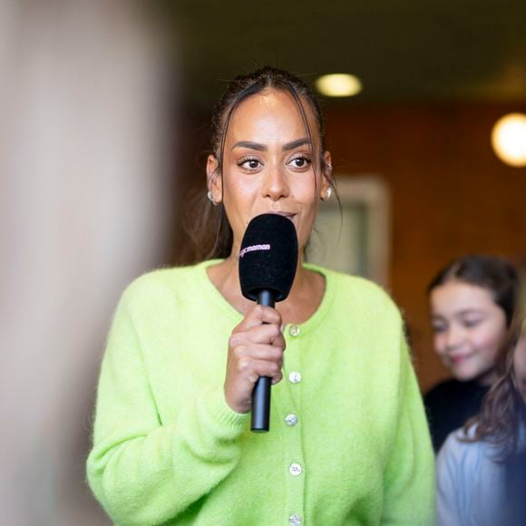 Exclusif - La chanteuse française Amel Bent lors de la lecture de la dictée ELA, avec le texte "L'oubliée" écrit spécialement par Valérie Perrin pour la 22ème édition de la campagne "Mets tes baskets et bats la maladie" en soutien à l'Association Européenne de Leucodystrophie (ELA) à l'école de Bougival, France, le 14 octobre 2025. © Pierre Perusseau/Bestimage