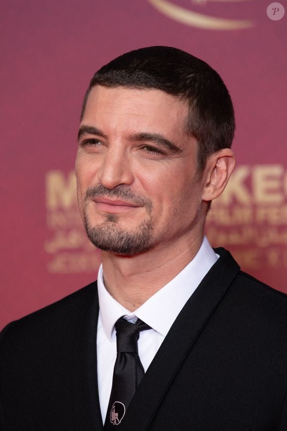 Pour l'occasion, l'acteur de 38 ans s'est affiché les cheveux courts, un retour à son look d'antan après s'être affiché les cheveux longs.

Niels Schneider assiste à la deuxième journée du 22ème Festival International du Film de Marrakech le 29 novembre 2025 à Paris, France. Photo by Nasser Berzane/ABACAPRESS.COM