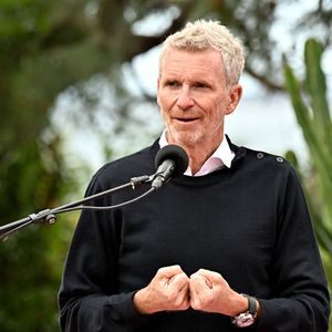 Aujourd'hui, il a quitté la Novelle-Calédonie où il s'était installé pour revenir dans le Var de son enfance.

Exclusif -  Denis Brogniart, le parrain de l'événement, durant la remise des prix de la 4ème édition du Festival des Jardins de la Côte d’Azur, dans les jardins de la villa Eilenroc, à Antibes Juan les Pins, le 26 mars 2023.
 © Bruno Bebert / Bestimage