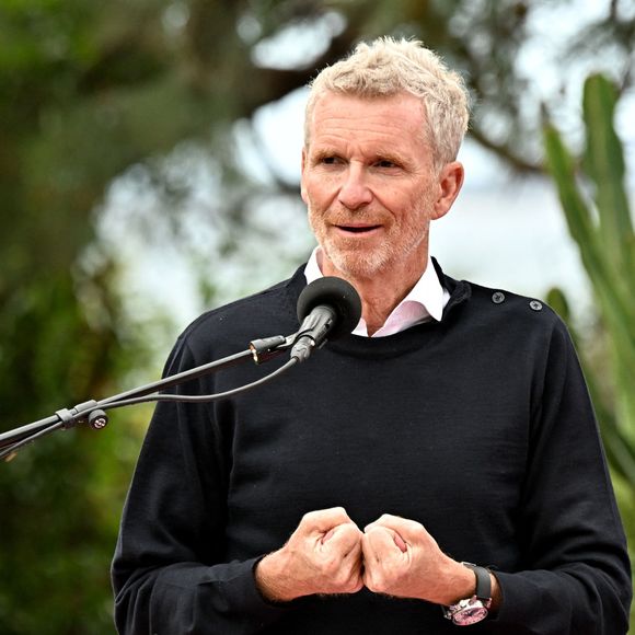 Aujourd'hui, il a quitté la Novelle-Calédonie où il s'était installé pour revenir dans le Var de son enfance.

Exclusif -  Denis Brogniart, le parrain de l'événement, durant la remise des prix de la 4ème édition du Festival des Jardins de la Côte d’Azur, dans les jardins de la villa Eilenroc, à Antibes Juan les Pins, le 26 mars 2023.
 © Bruno Bebert / Bestimage