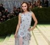 "Lily-Rose, elle a écrit un poème il y a très longtemps. Je lui ai demandé si je pouvais le prendre et le mettre en musique. Elle m'a dit 'oui'", raconte-t-elle,
 Lily Rose Depp au Met Gala 2026 - BFA.com / Backgrid USA / Bestimage