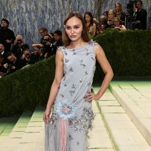 "Lily-Rose, elle a écrit un poème il y a très longtemps. Je lui ai demandé si je pouvais le prendre et le mettre en musique. Elle m'a dit 'oui'", raconte-t-elle,
 Lily Rose Depp au Met Gala 2026 - BFA.com / Backgrid USA / Bestimage