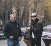 Et le couple va se solidifier un peu plus prochainement.

Exclusif -  Laeticia Hallyday, accompagnée de Carl (chauffeur et garde du corps), arrive  pendant l'emménagement de son nouvel appartement parisien, à Paris, France, le 16 octobre 2025. © Agence / Bestimage