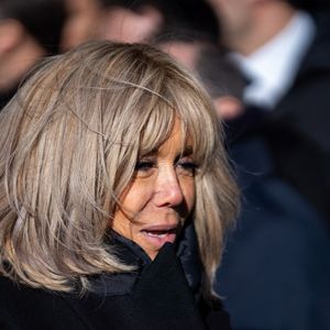 Brigitte Macron marche près de la rue Nicolas Appert lors des commémorations marquant les 10 ans de l'attentat islamiste contre le journal satirique Charlie Hebdo. © Alexis Jumeau/Pool/Bestimage