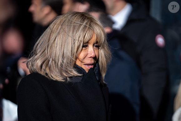Brigitte Macron marche près de la rue Nicolas Appert lors des commémorations marquant les 10 ans de l'attentat islamiste contre le journal satirique Charlie Hebdo. © Alexis Jumeau/Pool/Bestimage