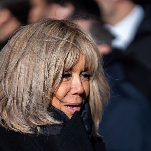 Brigitte Macron marche près de la rue Nicolas Appert lors des commémorations marquant les 10 ans de l'attentat islamiste contre le journal satirique Charlie Hebdo. © Alexis Jumeau/Pool/Bestimage