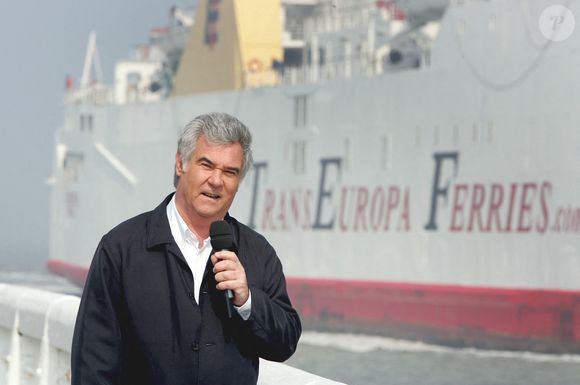 Le présentateur de télévision français Georges Pernoud et son équipe pendant l'enregistrement de la prochaine émission 'Thalassa - Spécial Belgique' en Belgique le 24 avril 2006. Photo par AV Press/ABACAPRESS.COM
